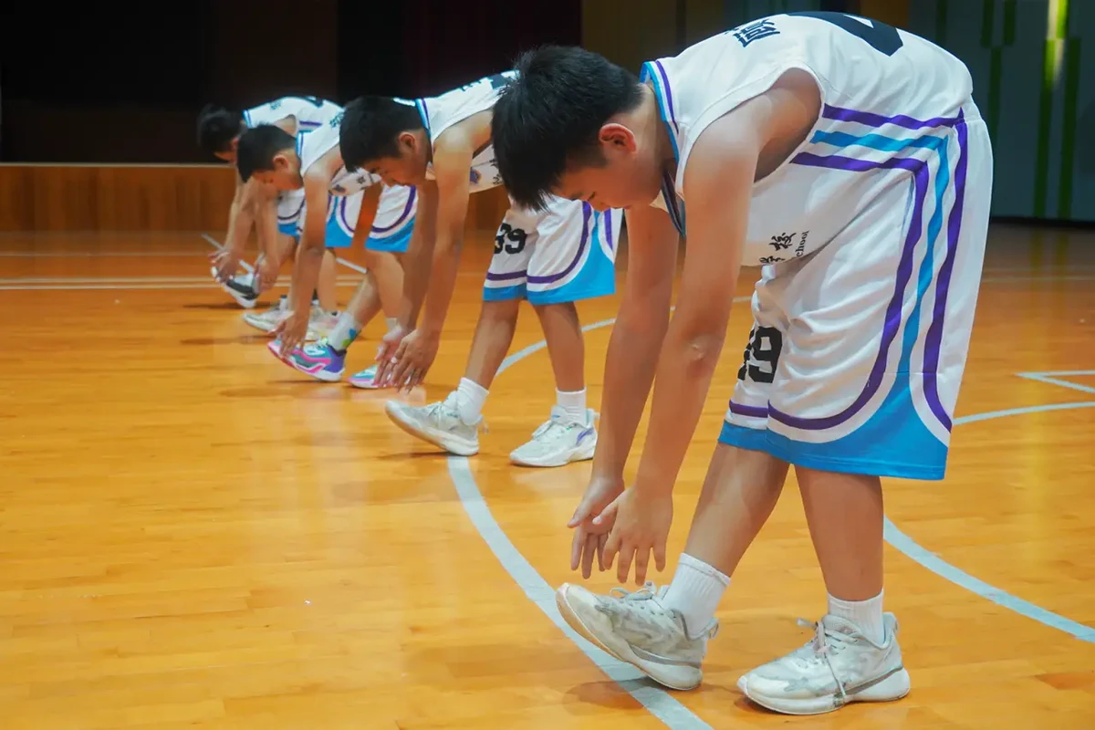 中学生篮球校队的体能训练技巧